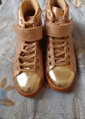 Bej Parlak Deri Kadın Sneaker