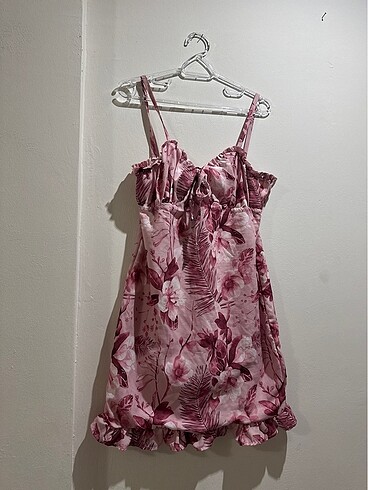 Pembe çiçekli mini elbise