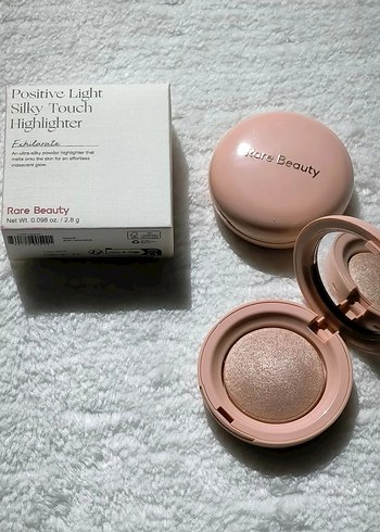 Rare Beauty Açık Bej Highlighter