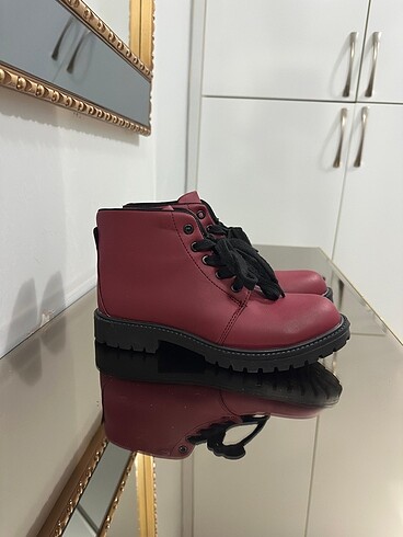 LC Waikiki kırmızı bot