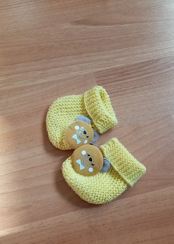 Sarı Nakışlı Erkek Bebek Örgü Patik - Görsel 2