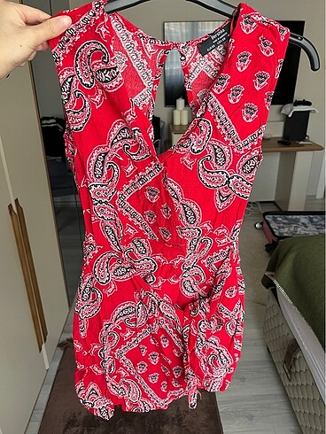 xs Beden Bershka yandan bağlamalı elbise