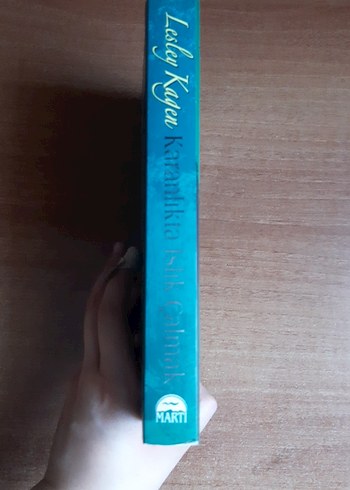 Beden Karanlıkta Islık Çalmak - Lesley Kagen
