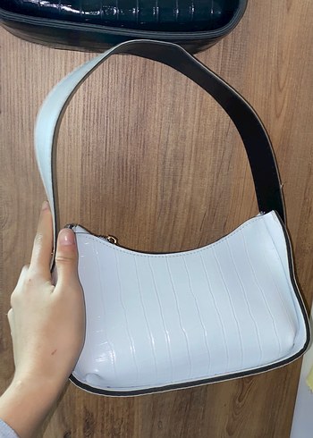 Siyah ve beyaz baget çantalar - Görsel 3