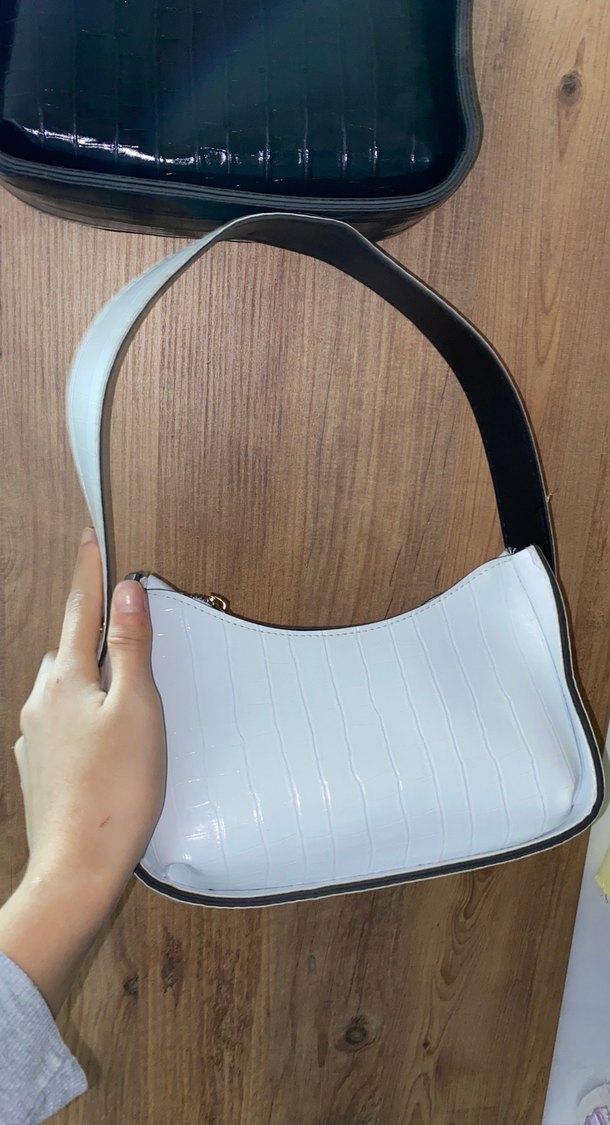 Siyah ve beyaz baget çantalar - Görsel 3