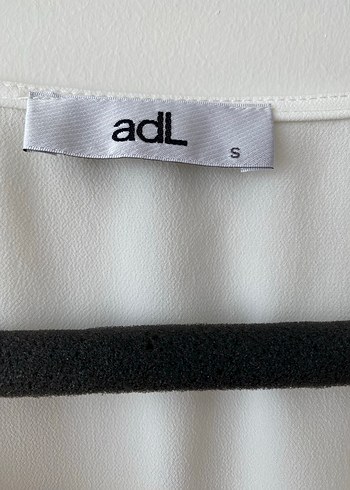 Drapeli V Yaka Beyaz Kadın Bluz - Görsel 2