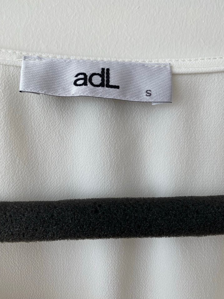 Drapeli V Yaka Beyaz Kadın Bluz - Görsel 2