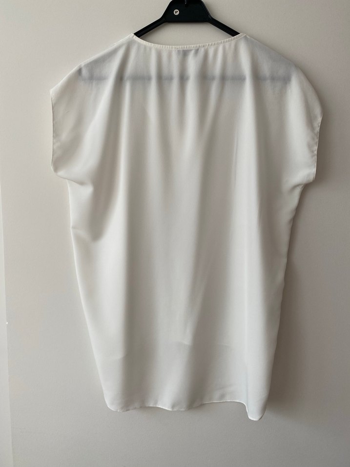 Drapeli V Yaka Beyaz Kadın Bluz - Görsel 3