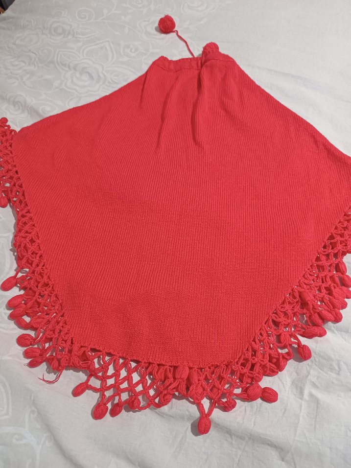 Kız Çocuk Kırmızı Düğmeli Örgü Panço - Görsel 3