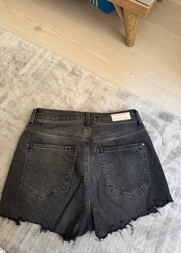 Mavi yırtık desenli şort - Görsel 2