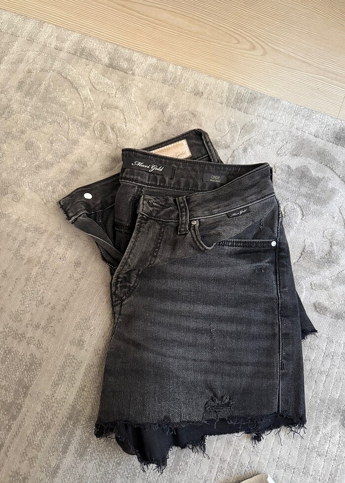 Mavi yırtık desenli şort - Görsel 3