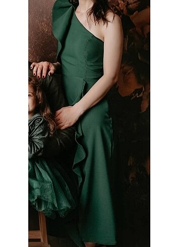 Zümrüt yeşili volanlı midi boy elbise