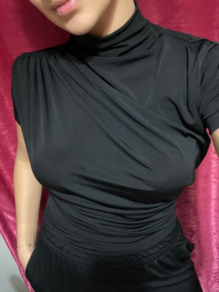 Siyah Drapeli Yüksek Yakalı Bluz - Görsel 2