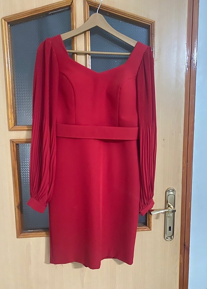 Kemerli kırmızı elbise - Görsel 2