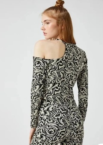 Siyah beyaz desenli bluz - Görsel 3