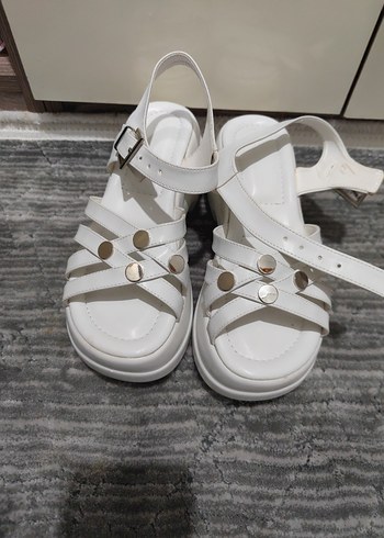 Kadın Beyaz Dolgu Topuklu Tokalı Sandalet
