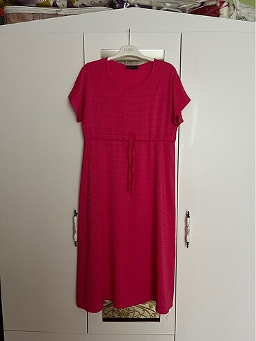 Pembe elbise