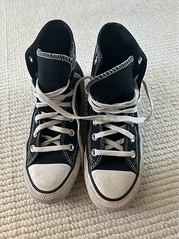 Converse ayakkabı kendi mağazasından alındı