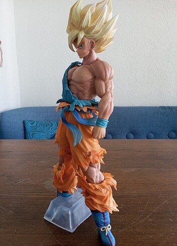 Goku figürü