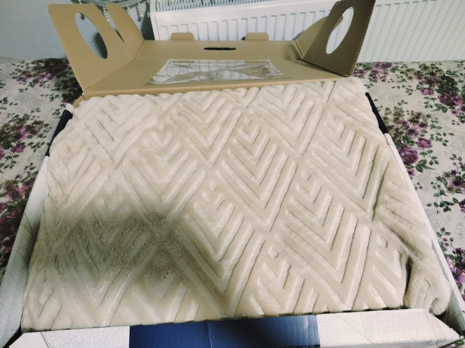 Beyaz Gri Desensiz Yumuşak Battaniye - Görsel 2