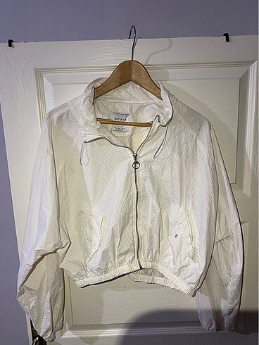 l Beden Bershka Beyaz Crop Yagmurluk
