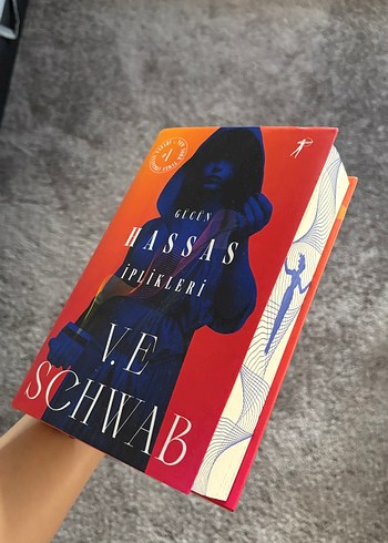 Güçün Hassas İplikleri - V.E. Schwab