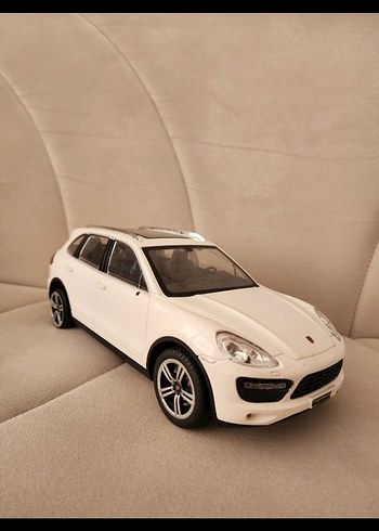 Beyaz Oyuncak Araba Modeli - Görsel 6