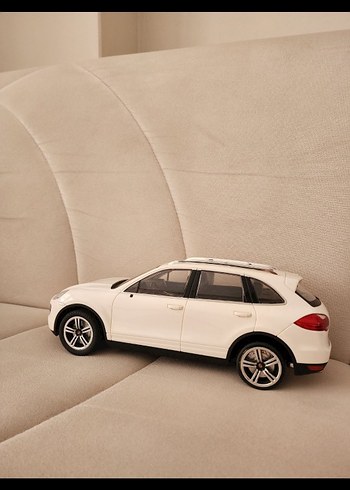 Beyaz Oyuncak Araba Modeli - Görsel 5