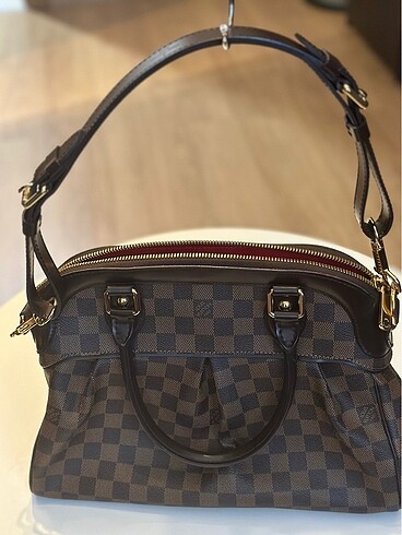 Louis Vuitton Bu çanta Louis Vuitton?un klasik modellerinden biri olan Louis V