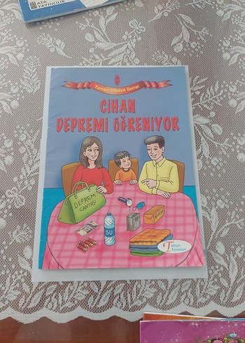  Beden Renk Dik Kılavuz Çizgili Yazı Defteri ve 3 Adet 1. Sınıf Okuma Kitabı