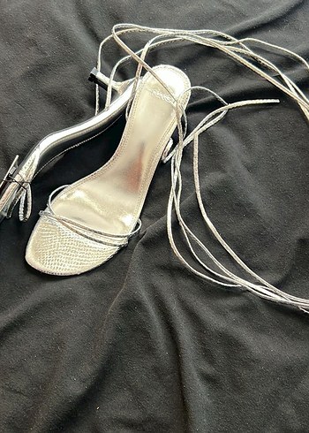 Mango Gümüş Metal Yılan Desenli İnce Topuklu Ayakkabı - Görsel 3