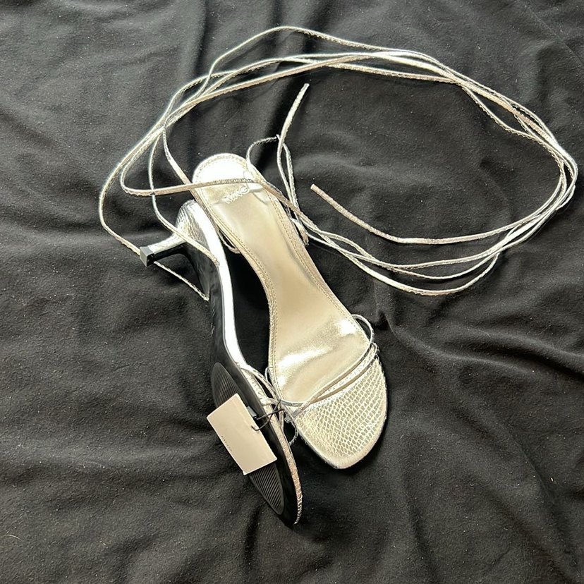 Mango Gümüş Metal Yılan Desenli İnce Topuklu Ayakkabı - Görsel 2