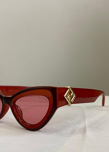 Kemer Detaylı Parlak Kırmızı Kadın Gözlüğü - Görsel 3