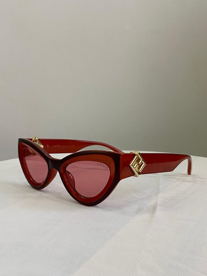 Kemer Detaylı Parlak Kırmızı Kadın Gözlüğü - Görsel 4