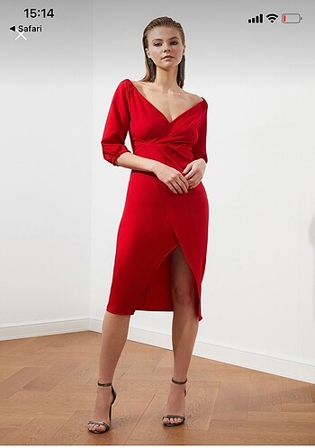 Kırmızı drape detaylı elbise