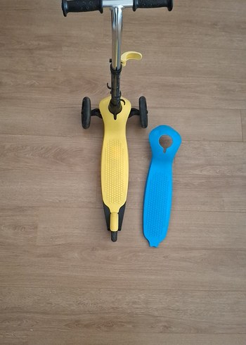 Çocuklar için renkli sarı scooter