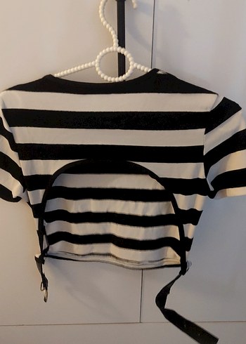 Kısa Kollu Siyah-Beyaz Çizgili Crop Top - Görsel 2
