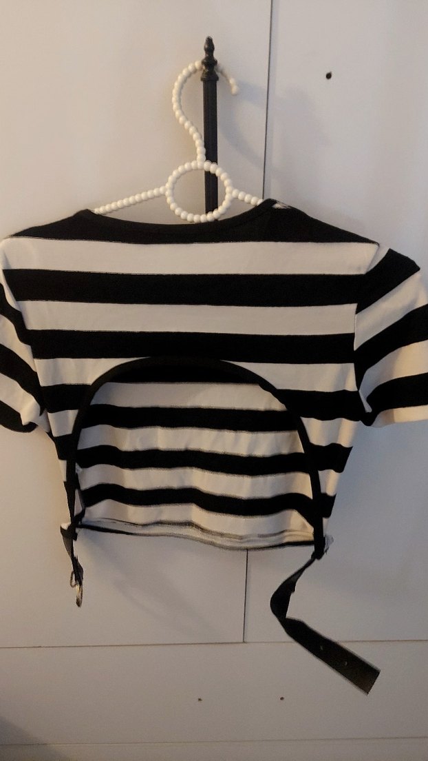 Kısa Kollu Siyah-Beyaz Çizgili Crop Top - Görsel 2