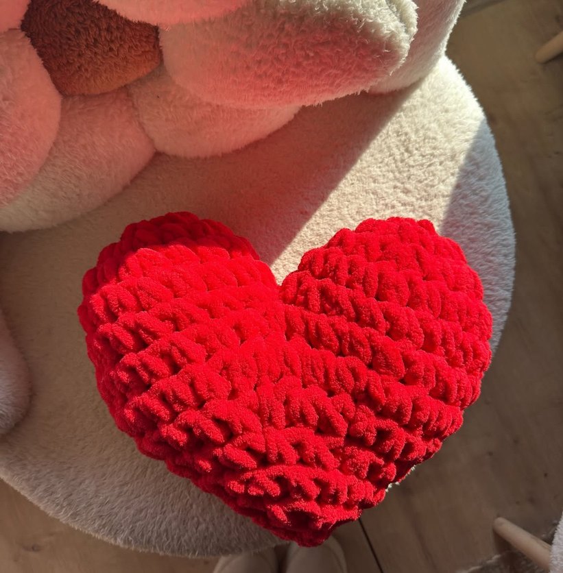 Kırmızı Peluş Kalp Yastık - Görsel 4