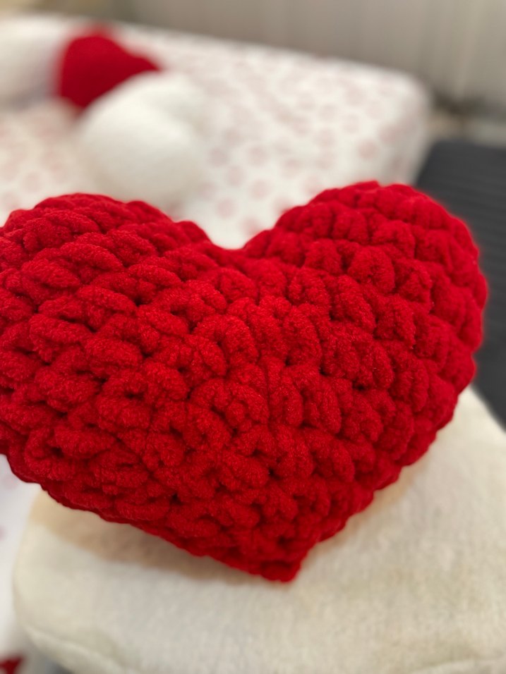 Kırmızı Peluş Kalp Yastık - Görsel 3