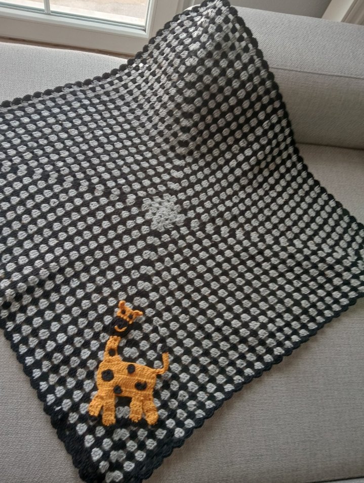 Gri zürafa figürlü  Örgü Çocuk Battaniyesi - Görsel 2