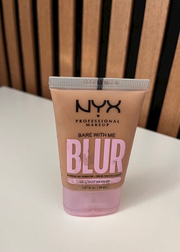 NYX Orta Kapatıcılı Mat Fondöten