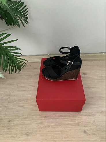 Tommy Hilfiger siyah dolgu topuk