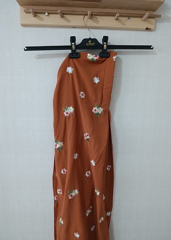 Uzun, işlemeli, straplez kiremit rengi hazır şal - Görsel 3