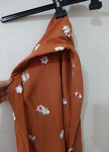 Uzun, işlemeli, straplez kiremit rengi hazır şal - Görsel 2