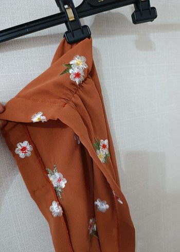 Uzun, işlemeli, straplez kiremit rengi hazır şal - Görsel 4