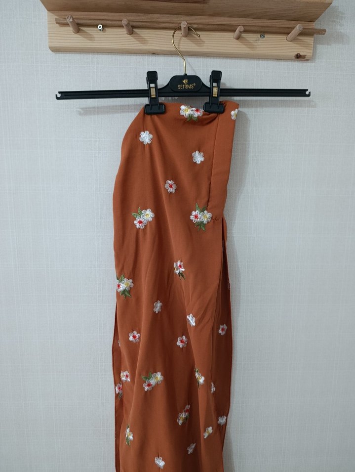 Uzun, işlemeli, straplez kiremit rengi hazır şal - Görsel 3