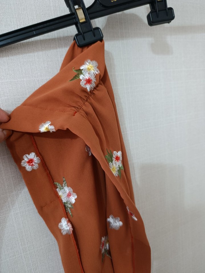 Uzun, işlemeli, straplez kiremit rengi hazır şal - Görsel 4