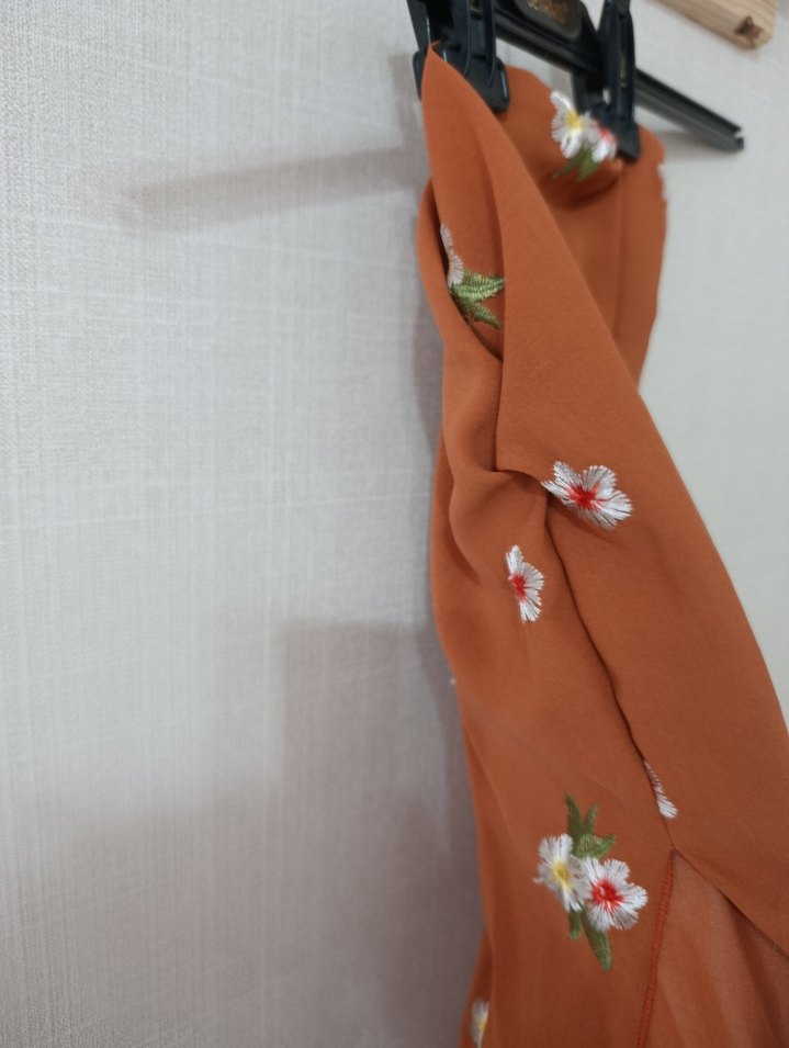 Uzun, işlemeli, straplez kiremit rengi hazır şal - Görsel 5