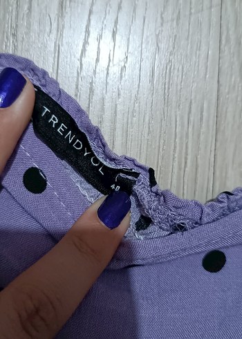 l Beden TRENDYOL Mor Puantiyeli Kısa Kollu Bluz